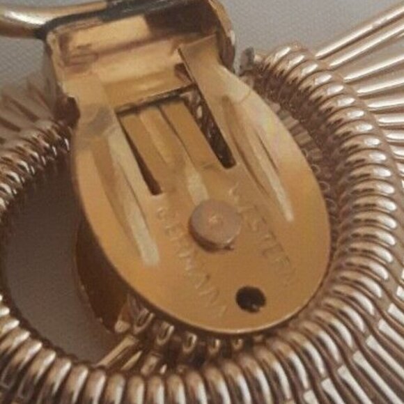 Vintage Gold Tone WESTERN GERMANY SPIRAL FAN SCARF CLIP embossed center - Picture 5 of 5
